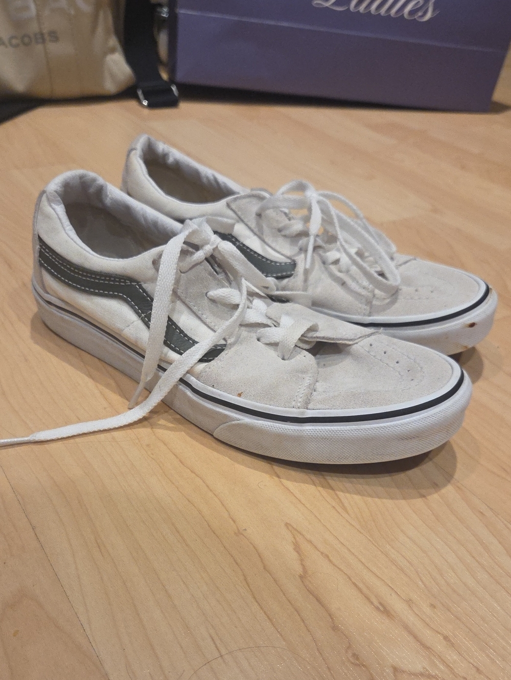 Men's Casual Low-Top Suede Sneakers in Off-White with Dark Stripe